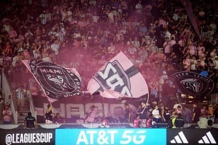 Nación Rosa y Negro flags