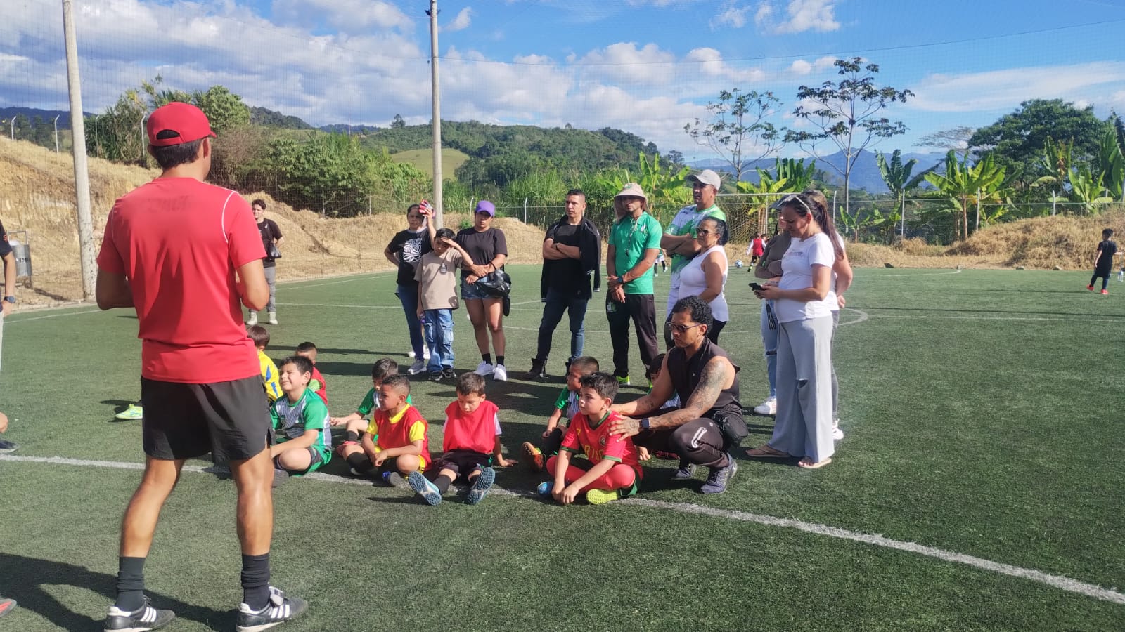 Diego Pérez leads a session with Semillas Verdes children, families, and coaches in Sevilla