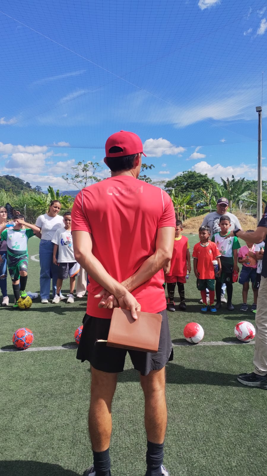 Diego Pérez coaches children from Semillas Verdes during the training session