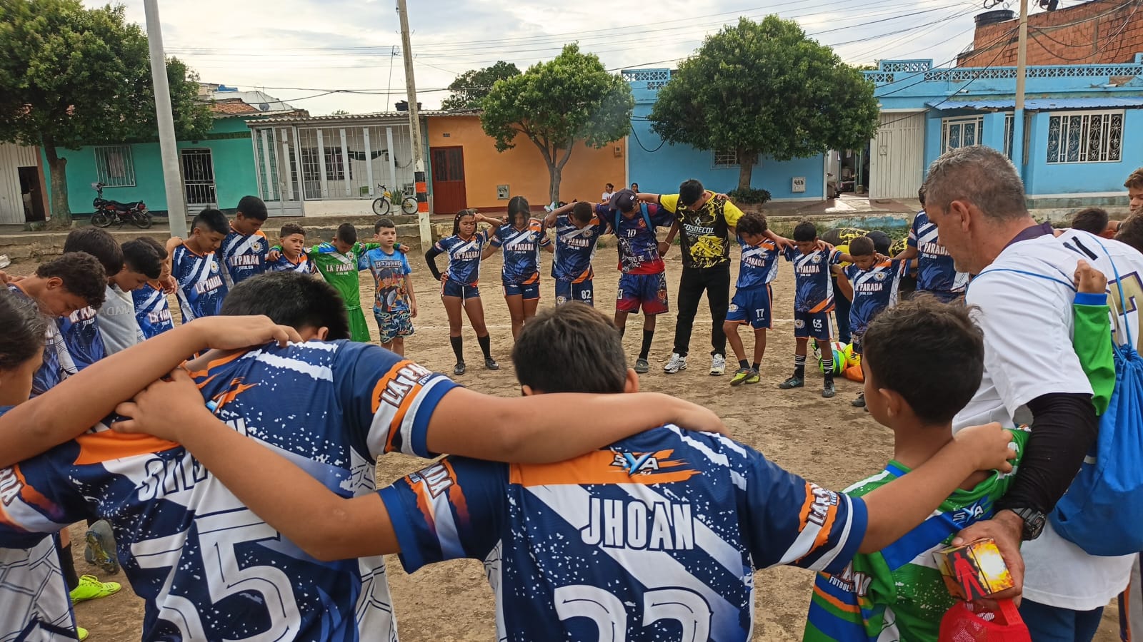 Sports activities during the day between Halcones de Bello and La Parada