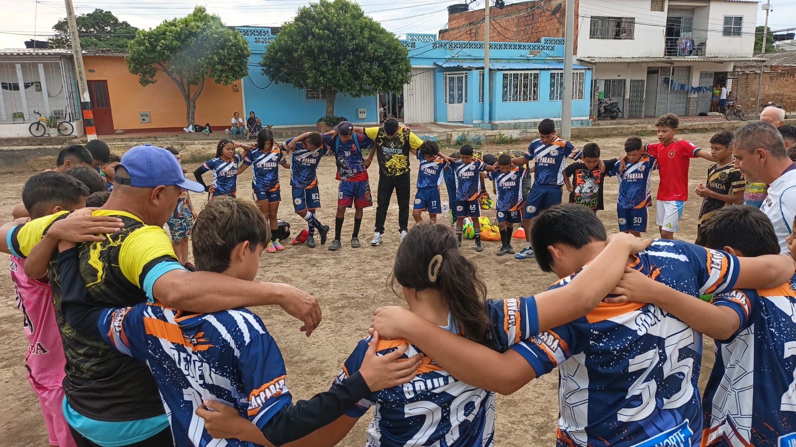Handing out balls and sports equipment to the children of La Parada