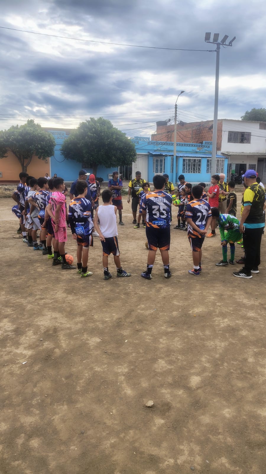 Coaches from Halcones de Bello and La Parada sharing good practices